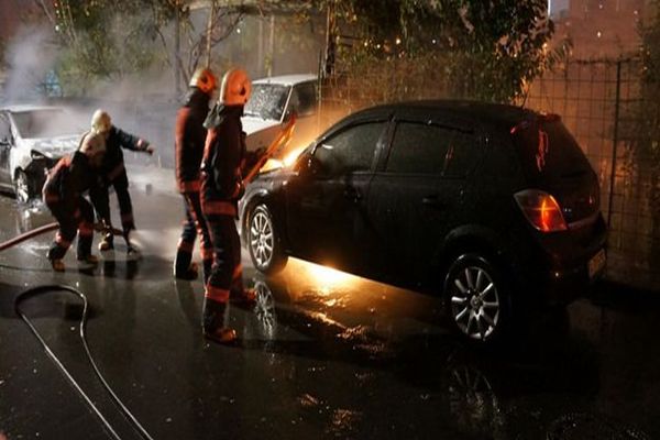 Bu sabah İstanbul&#039;da meydana geldi! 20 aracı ateşe verdiler