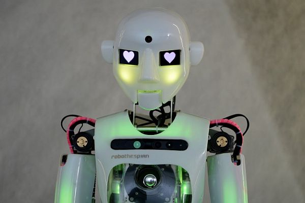 Sanatçı robotlar sergide buluştu