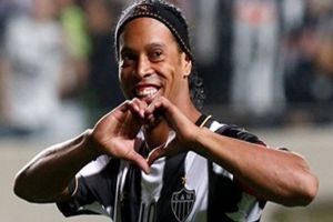 Ronaldinho Atletico Mineiro&#039;ya imzayı attı