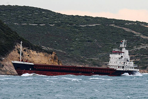 Rus gemisi Çanakkale Boğazı&#039;nda karaya oturdu