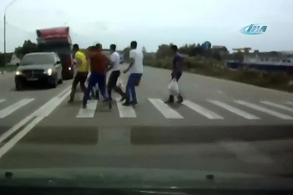 Kamyon gençleri böyle ezdi- VİDEO