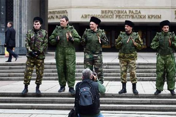 Gerginlik büyüyor, askerler parlamento binasını kuşattı