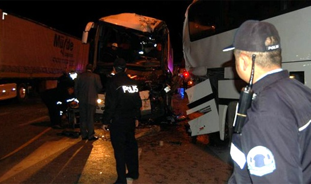 Eskişehir - Ankara yolunda trafik kazası, 2 ölü, 8 yaralı