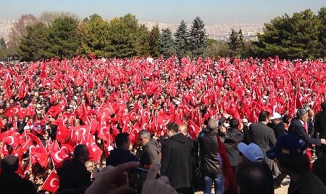 Bayraklarla Anıtkabir&#039;e akın ettiler