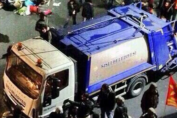 Belediye kamyonları eylemcilere siper oldu