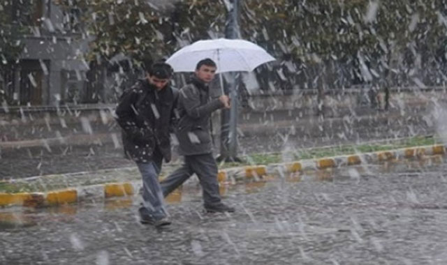 Bolu&#039;da yağmur yerini kar yağışına bıraktı