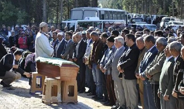 Seçim yüzünden ölenler defnedildi