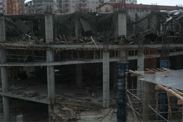 Beton kalıplar çöktü, 3 kişi yaralandı