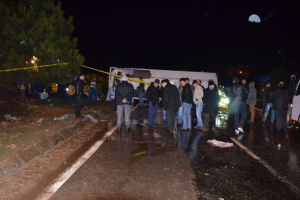 Polis aracı devrildi, 3 şehit, 22 polis yaralı