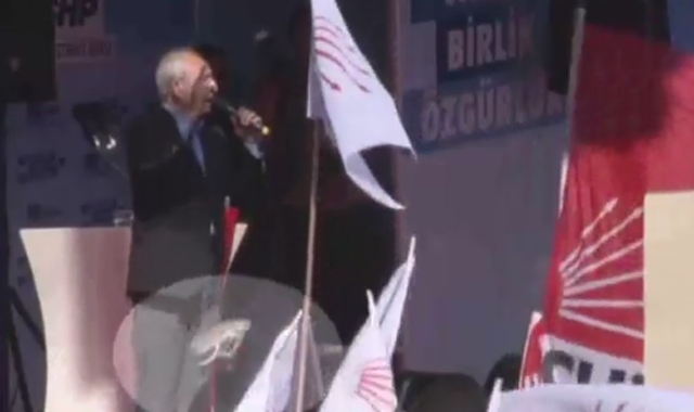 Kılıçdaroğlu&#039;na mitingde ayakkabı fırlattılar