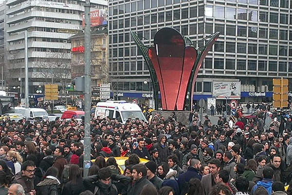 Kızılay&#039;da trafiği kapattılar, polis müdahale etti