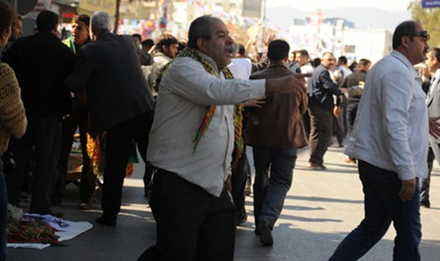 Nevruz&#039;u bahane edip polise saldırdılar