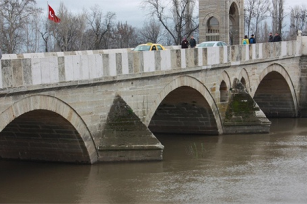 Edirne&#039;de yağışlar nehirleri coşturdu