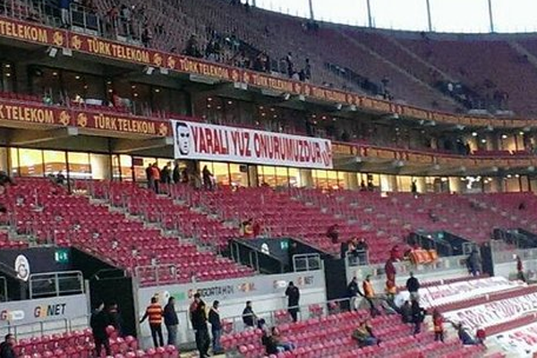 TT Arena&#039;da Burak için &#039;yaralı yüz&#039; pankartı