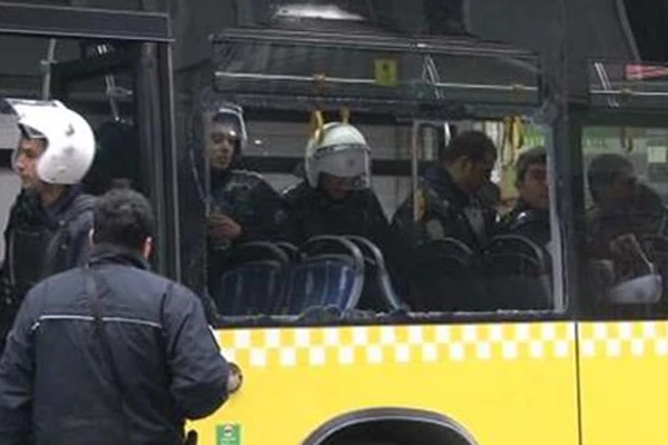 Şişli'de polis otobüsüne taşlı saldırı