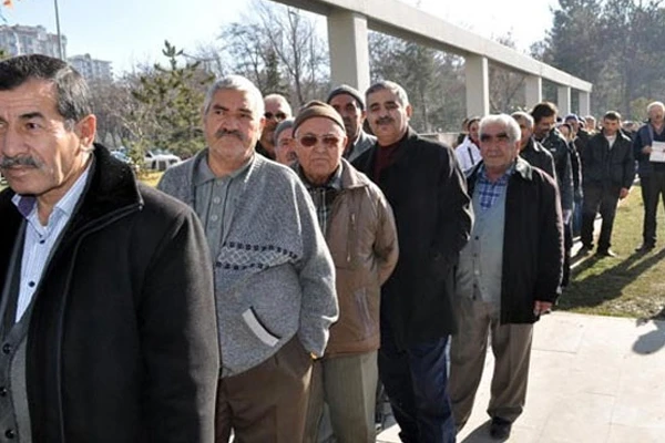 Kayıp- kaçak arayı almak için sıraya girdiler