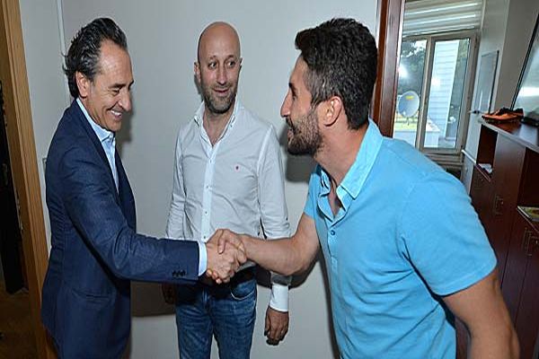 Prandelli, kaptan Sabri&#039;yi yaz kampı kadrosuna dahil etmedi