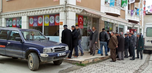 Sakarya&#039;da HDP seçim bürosuna saldırı