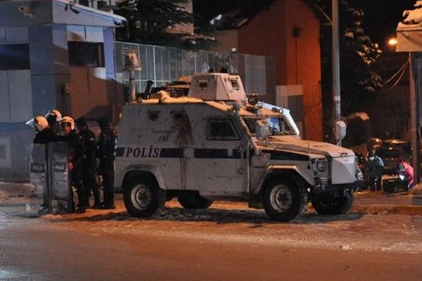 Polis karakoluna bombalı saldırı