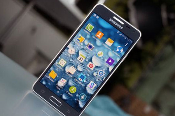 Samsung, Galaxy Alpha serisine yeni bir model eklemeye hazırlanıyor