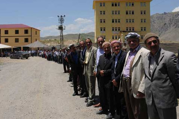 Hakkari&#039;de Mustafa Sarıgül Kuyruğu