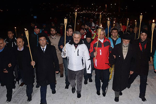 Sarıkamış&#039;ta meşaleli yürüyüş yapıldı