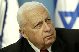 Ariel Şaron öldü
