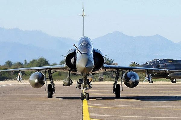 Fransa'da savaş uçağı düştü, pilot kurtuldu
