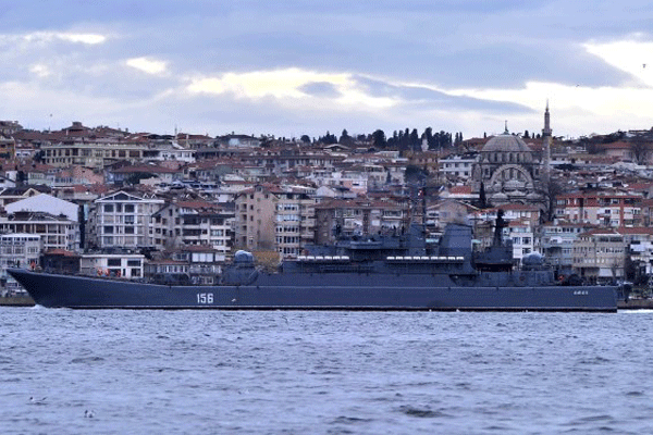 Rus savaş gemileri İstanbul Boğazı&#039;ndan geçti