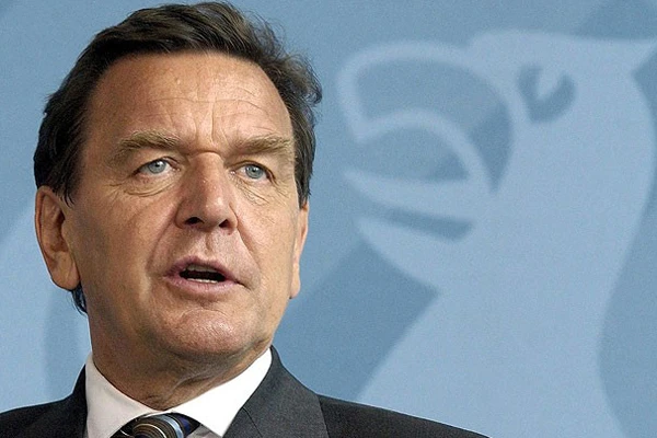 Schröder'in de dinlendiği iddia edildi