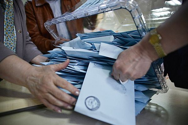 İstanbul&#039;da kesinleşmemiş ilk sonuçlara göre Topbaş kazandı