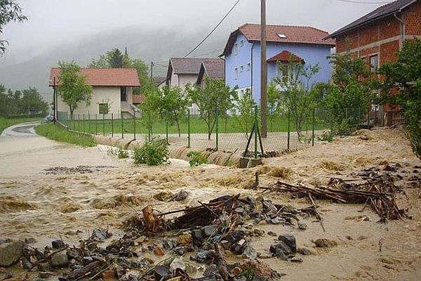 Binlerce kişi evinden oldu, ölü sayısı artıyor