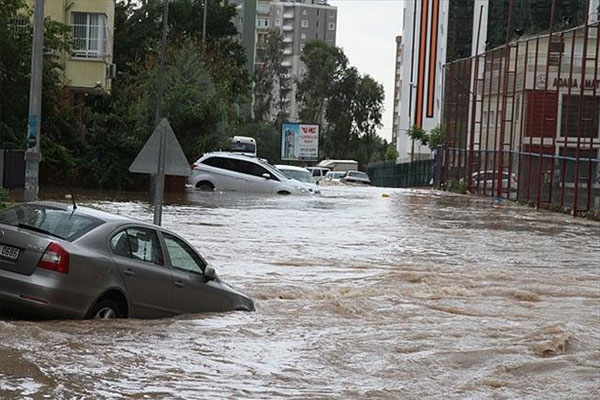 Şiddetli yağış su baskınlarına yol açtı