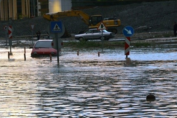 Sel, karayolunu kapattı