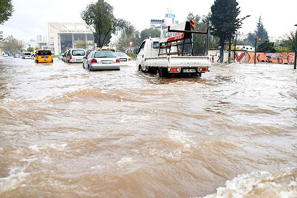 Antalya&#039;da eğitime yağış engeli