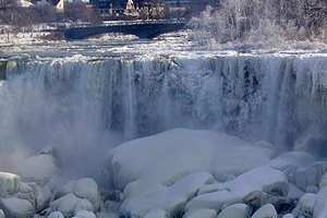 Niagara Şelalesi buz tuttu