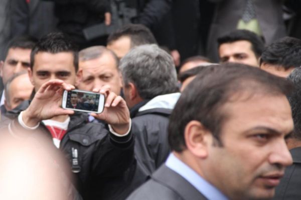 Cuma çıkışı Başbakan Erdoğan ile selfie pozu