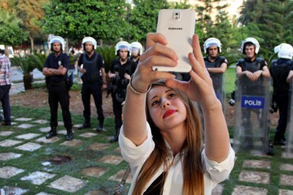 Gezi müdahalelerinde selfie çılgınlığı