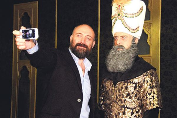 Halit Ergenç heykeliyle selfie çektirdi