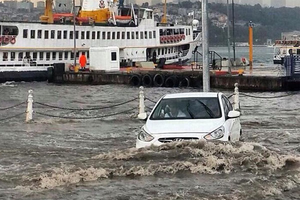 İstanbul&#039;da şiddetli yağış sonrası kara denizle birleşti