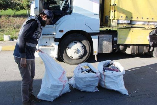 TIR şoförünün yatağından, 2 bin 300 paket kaçak sigara çıktı