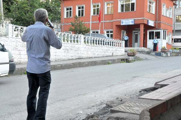 Karakolun önünde korku dolu dakikalar