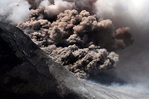 Sinabung Yanardağı&#039;nda patlamalar arttı