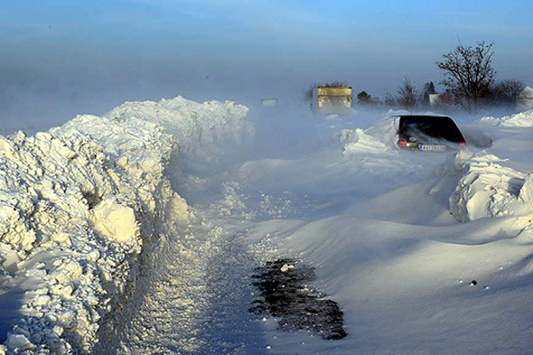 Sırbistan&#039;da bin kişi kar yığınları nedeniyle mahsur kaldı