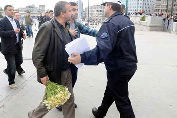 Sırrı Süreyya&#039;dan polise, &#039;Çek elini&#039;