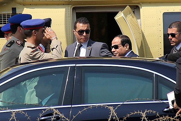 Sisi &#039;silahların gölgesinde&#039; yemin etti