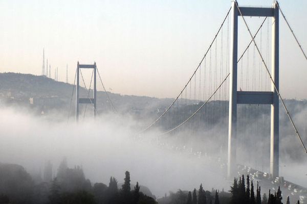 İstanbul&#039;da yoğun sis nedeniyle göz gözü görmüyor