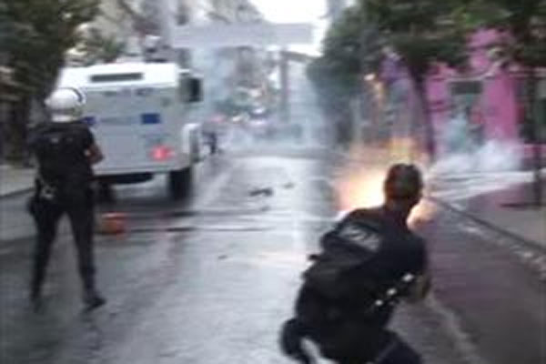 Şişli&#039;de polise taş ve molotof yağmuru