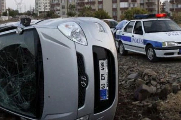 Siverek'te otomobil devrildi: 3 yaralı