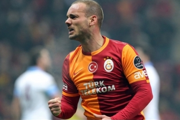 Derbide Sneijder&#039;i çıldırtan olay